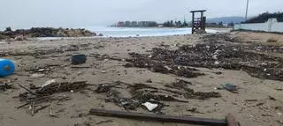 Cullera refuerza de nuevo sus defensas costeras tras más de 24 horas de fuerte temporal marítimo