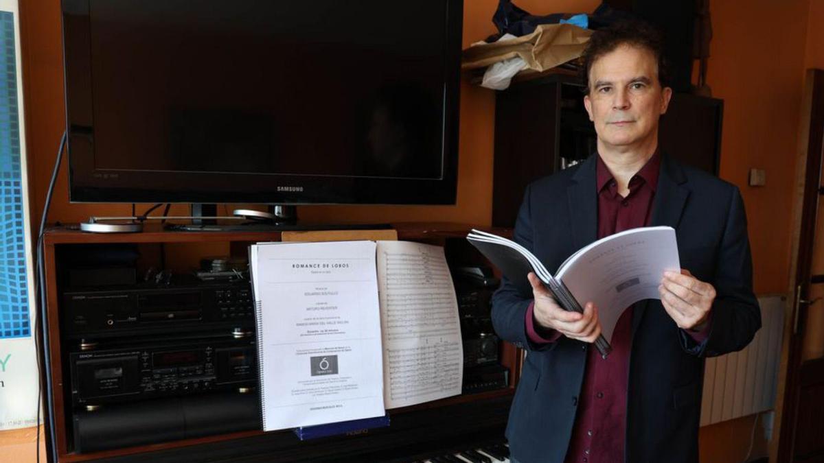 Eduardo Soutullo, delante de su piano.