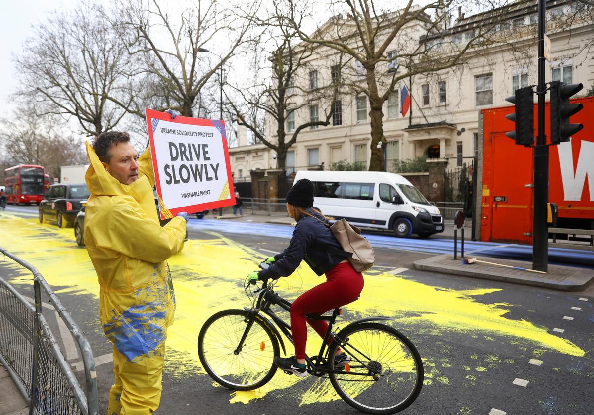 Activistas pintan la bandera de Ucrania frente a la embajada rusa en Londres