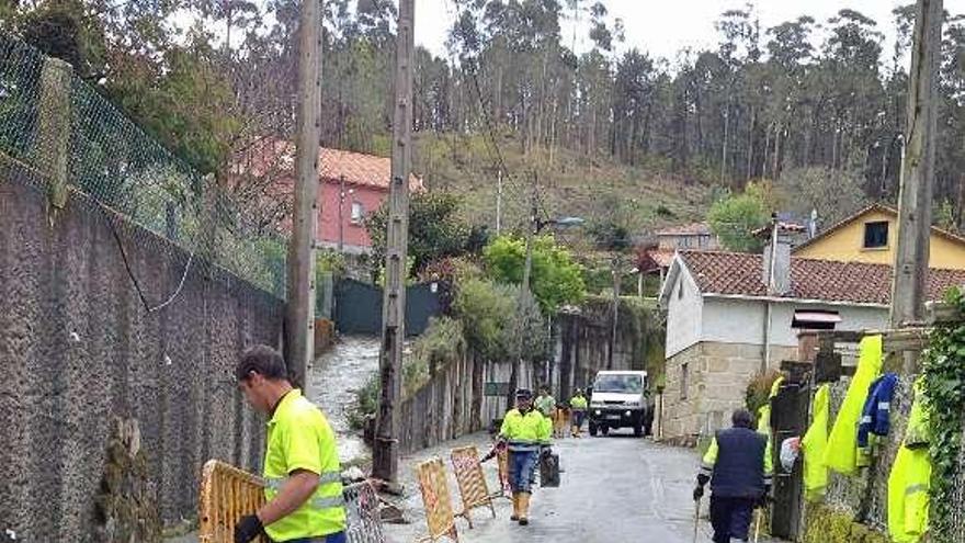 Las brigadas trabajan en la mejora de un vial de Mogor.  // S.A.