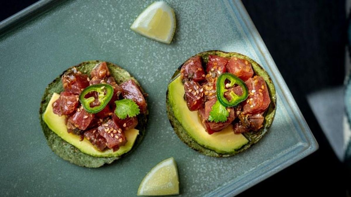 La tostada de nopal crujiente con tartar de atún del menú 'Antojitos de verano' del restaurante Jaiba MX.