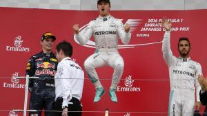 Nico Rosberg celebra la victoria, con Max Verstappen, segundo, y Lewis Hamilton, tercero, en Suzuka.