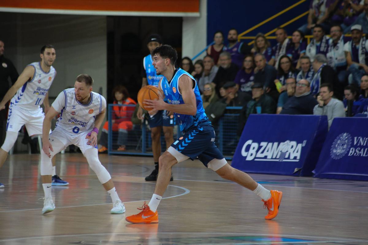 Toni Naspler busca dar un pase durante el choque entre Caja Rural CB Zamora y Súper Agropal Palencia