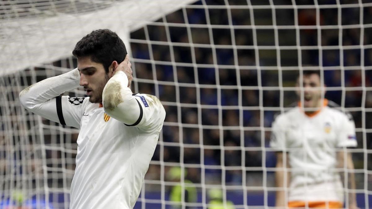 Guedes se lamenta de una ocasión de gol perdida.