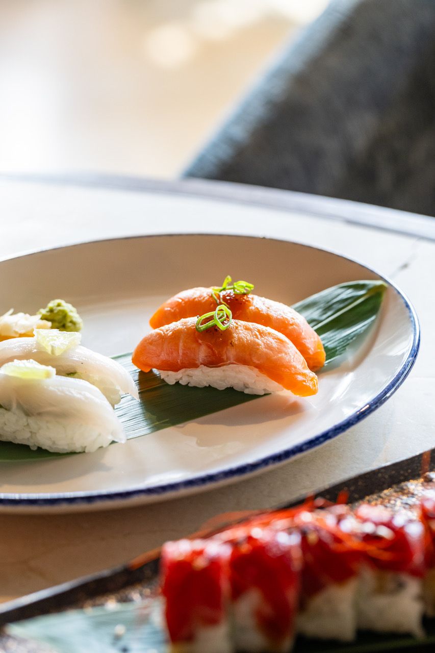Niguiri de salmón, karashi y miso y niguiri de lubina, shiso y lima