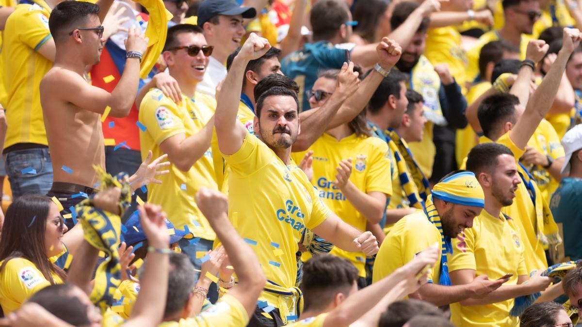 La afición de la UD Las Palmas celebra el gol.