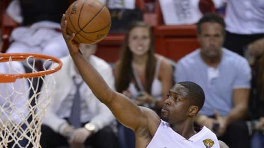 Wade entra a canasta.