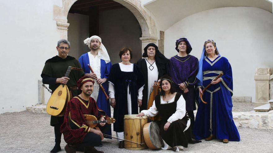 Los miembros del grupo Menestrils de Ontinyent