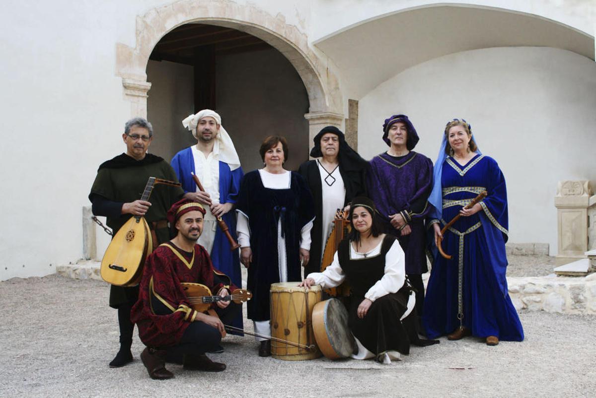 Los miembros del grupo Menestrils de Ontinyent