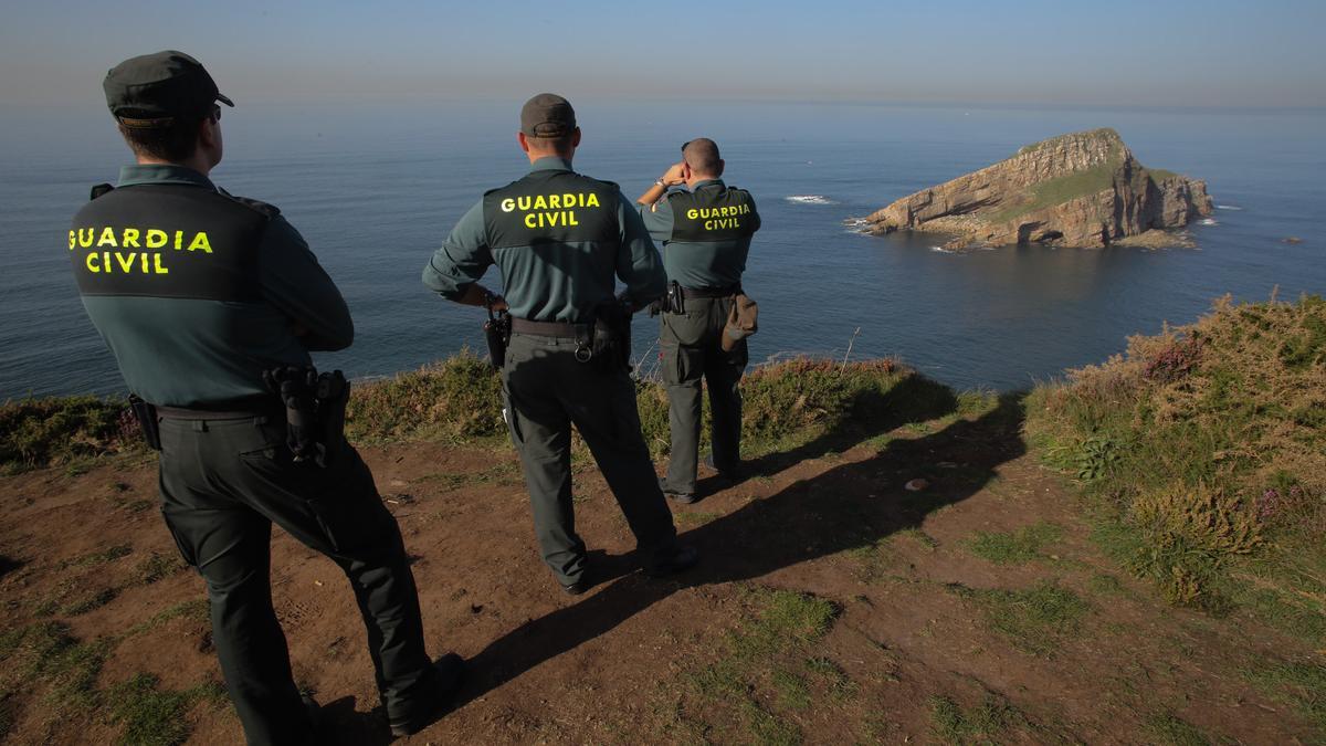 Agentes de la Guardia Civil durante un rastreo.