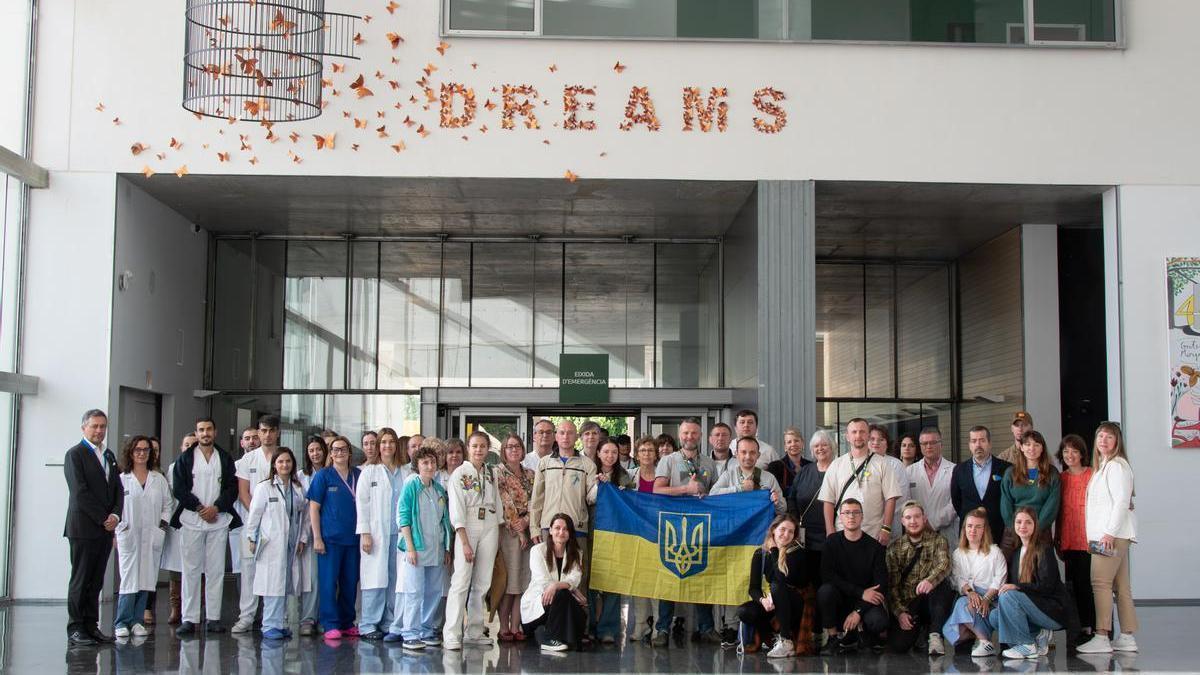 El grupo de sanitarios ucranianos junto a profesionales españoles, este viernes, en el hospital de Dénia.