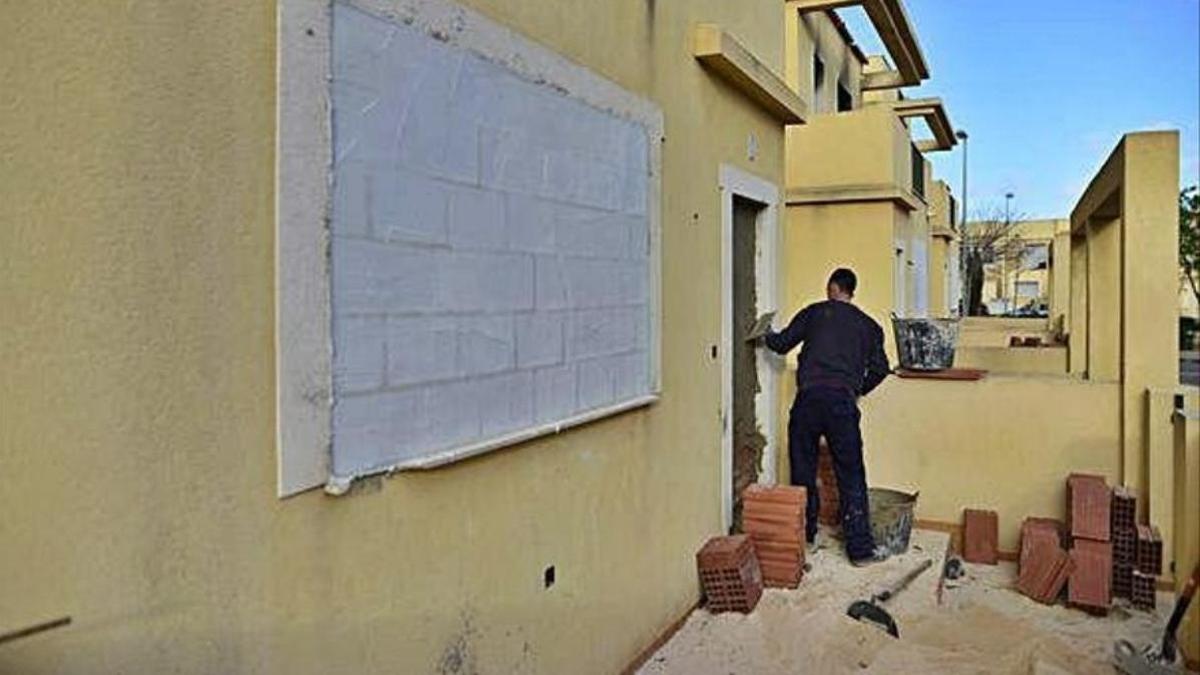 Tabiques para frenar a los okupas, en Cartagena, en una imagen de archivo.