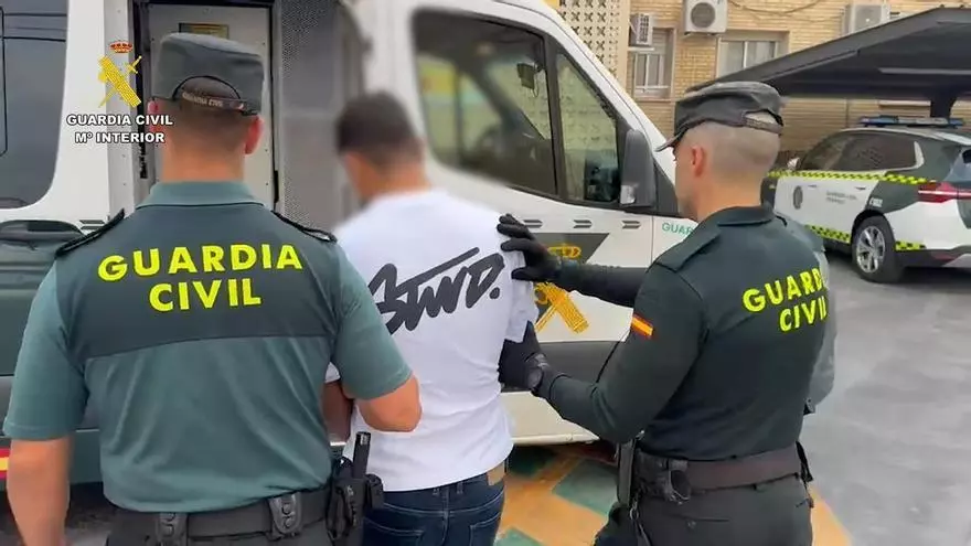 Un guardia civil fuera de servicio sorprende en la calle a tres "cogoteros" que robaron 3.000 euros a una mujer en Villena