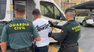 Un guardia civil fuera de servicio sorprende en la calle a tres "cogoteros" que robaron 3.000 euros a una mujer en Villena