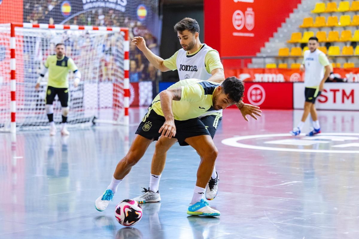 César Sánchez pugna por el esférico durante una práctica con España.