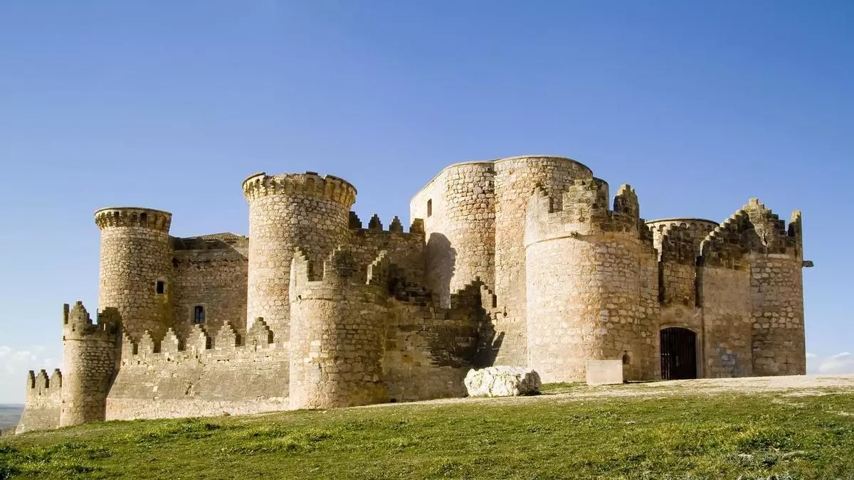 El castillo español que los expertos consideran uno de los mejor conservados de Europa: sus murallas, torres y salas nobles siguen intactas tras más de cinco siglos