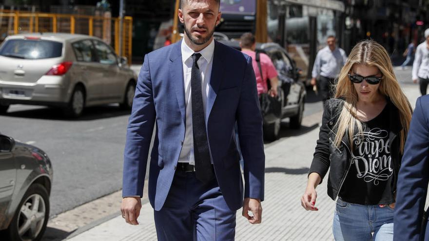 Giselle, la hija de Roberto Fernández, junto a su abogado, Matías Morla, camino de los juzgados de Buenos Aires.