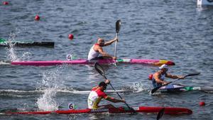 El piragüista español Saúl Craviotto (abajo), durante la semifinal del K1 200 metros.