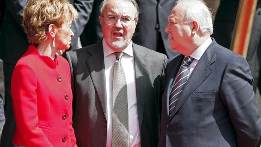 María Teresa de la Vega, Pedro Solbes y Miguel Ángel Moratinos, ayer en Madrid.