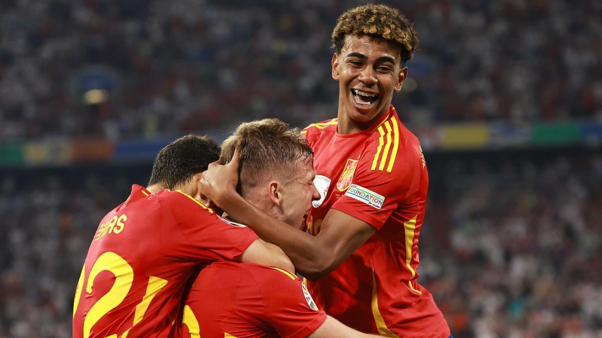 Lamine Yamal celebra la clasificación al final del partido.