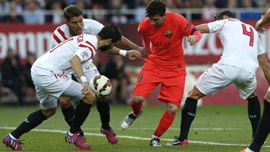 Messi, contra tres jugadors del Sevilla