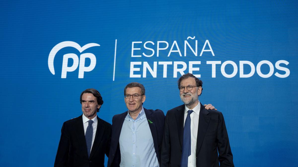 El expresidente del Gobierno, José María Aznar, el presidente del Partido Popular, Alberto Núñez Feijóo y el expresidente del Gobierno, Mariano Rajoy.