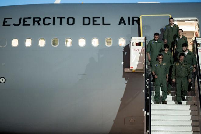 Llegada de los miembros de la UMAER que han intervenido en la evacuación del ciudadano español Alex García desde Bangkok, en la Base Aérea de Torrejón de Ardoz, a 21 de abril de 2024, en Torrejón de Ardoz, Madrid (España)