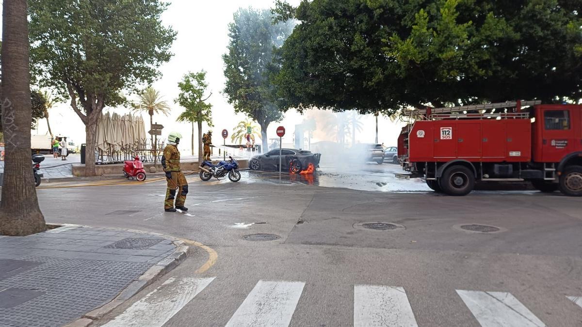 Brennendes Elektroauto an der Playa de Palma