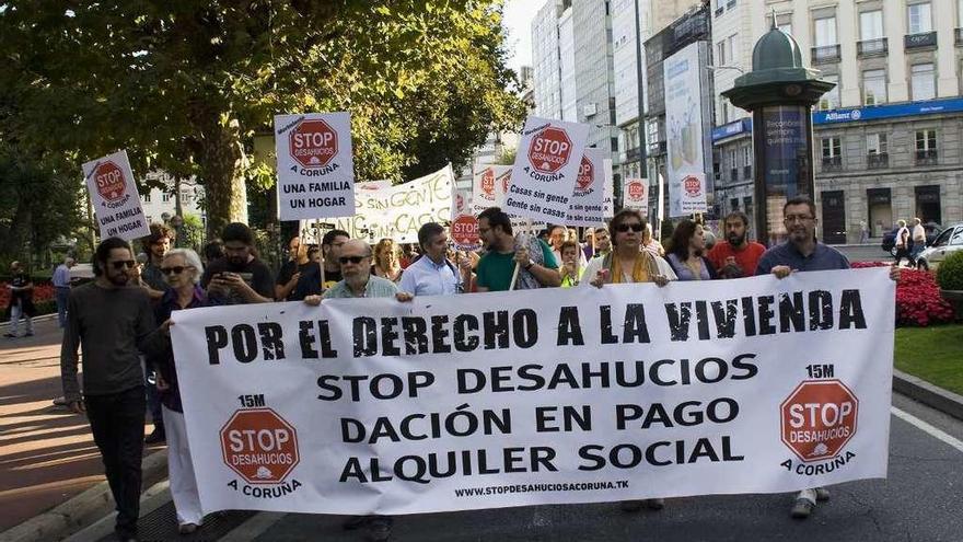 Una protesta contra los desahucios en A Coruña. la opinión