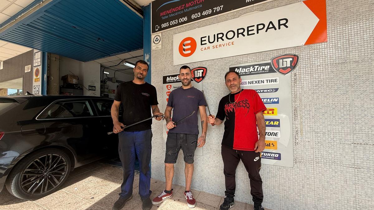 Por la izquierda, herramientas en mano, los mecánicos Ignacio Jiménez, Saúl Fernández y Emilio Losas, de Menéndez Motor, quienes salieron a ayudar a los vecinos atrapados tras el apagón