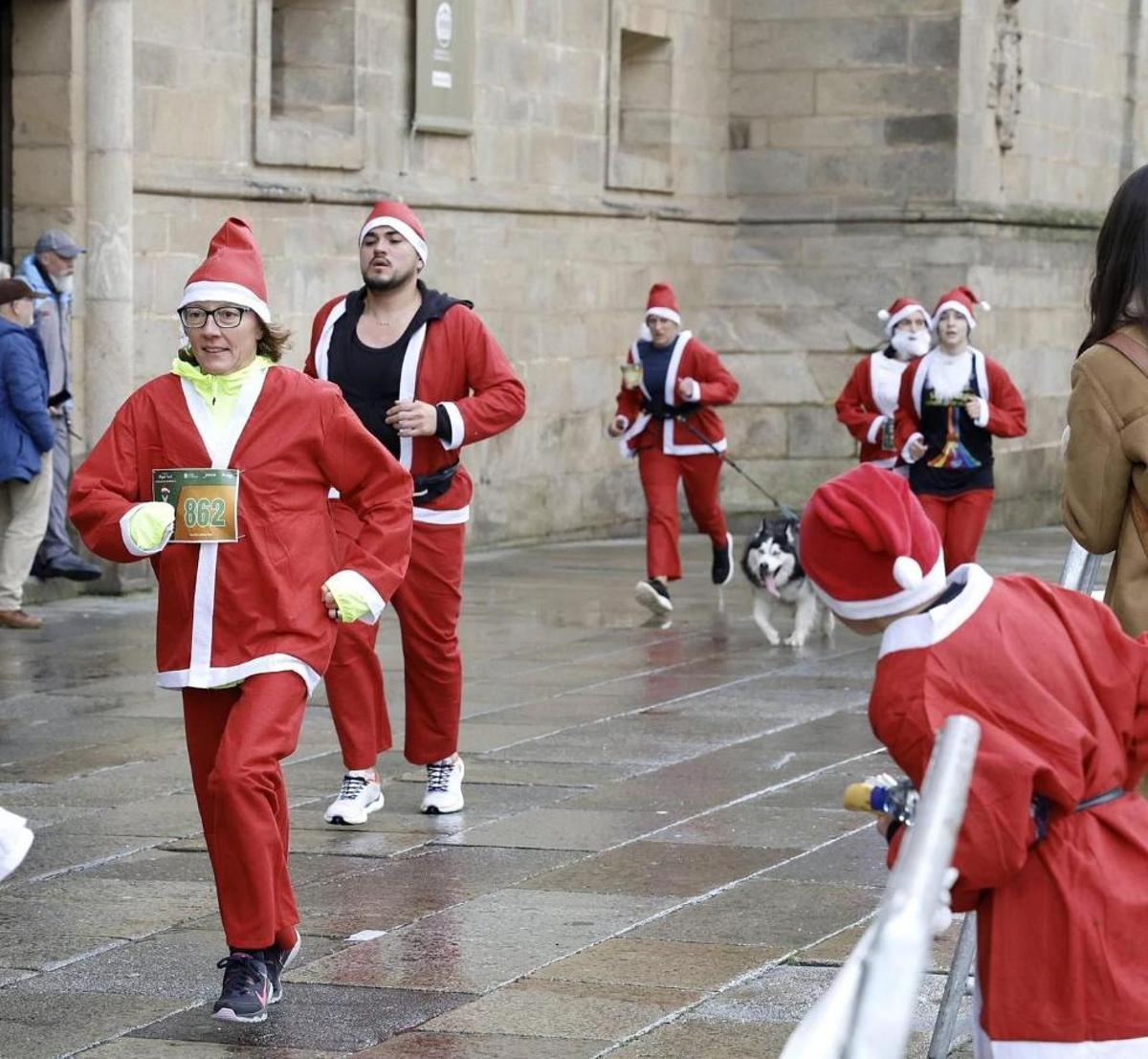 Gran ambiente en la Carrera de Papá Noel en Santiago