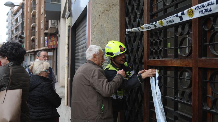 Los vecinos de la finca agrietada entran en sus casas para recoger enseres