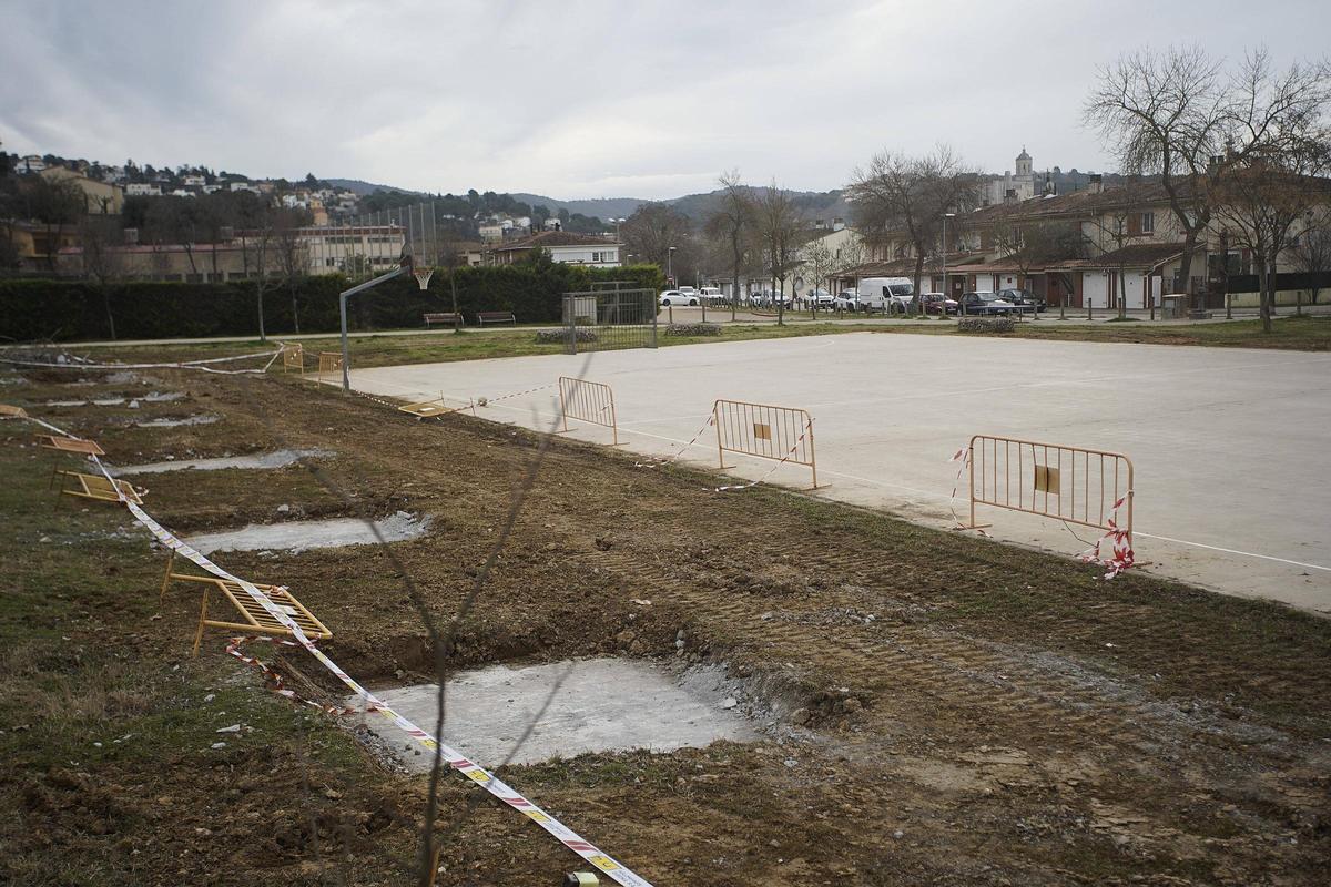 Obres a la pista poliesportiva de Fontajau, on s’instal·larà la nova coberta.
