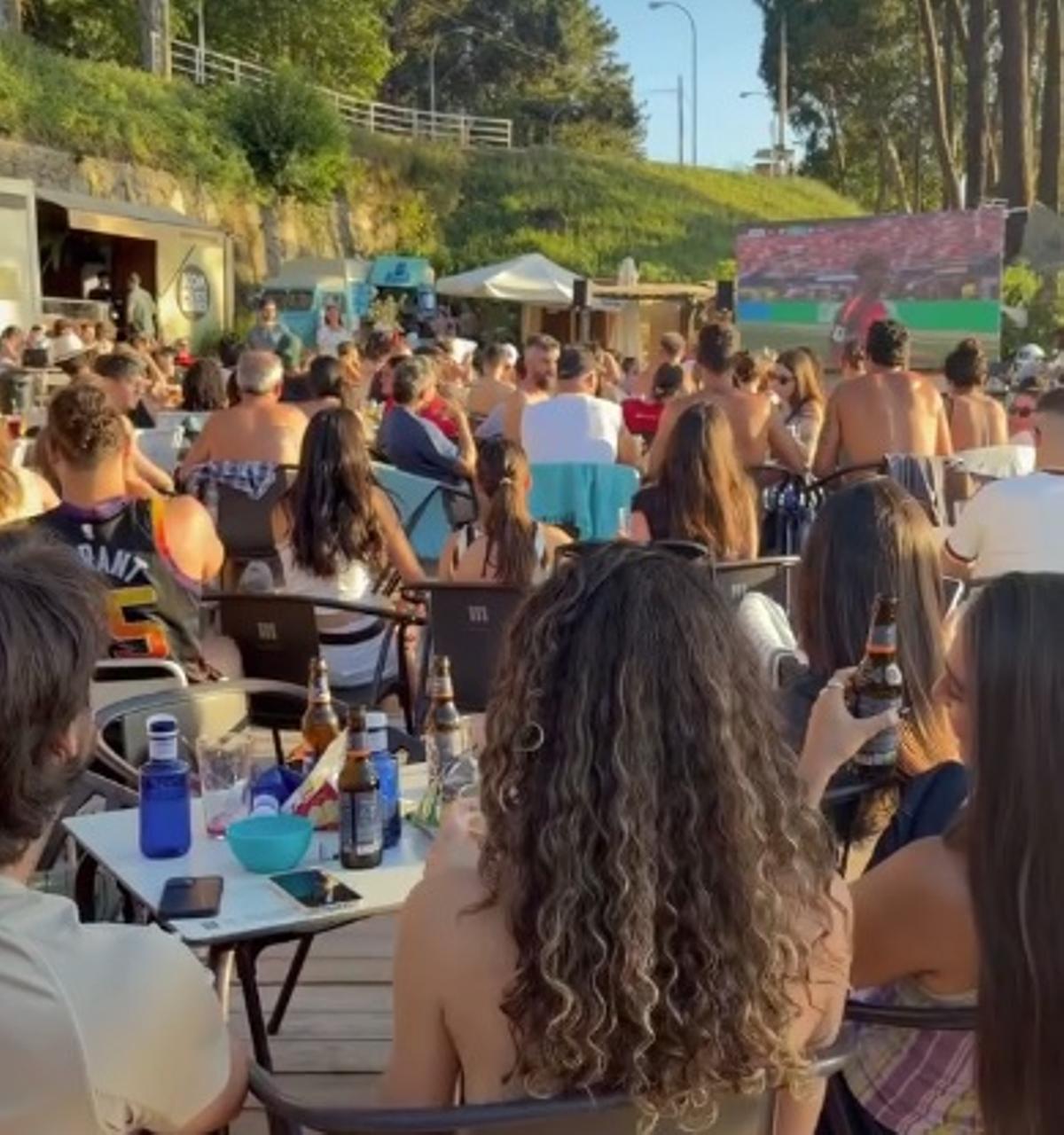 Decenas de clientes siguieron el España-Austria en un chiringuito vigués a pie de playa.