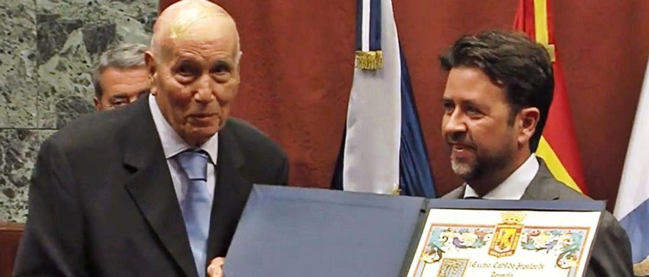 Jesús Mesa recibe el título de Hijo Ilustre de Tenerife en 2014 de manos del entonces presidente insular, Carlos Alonso.