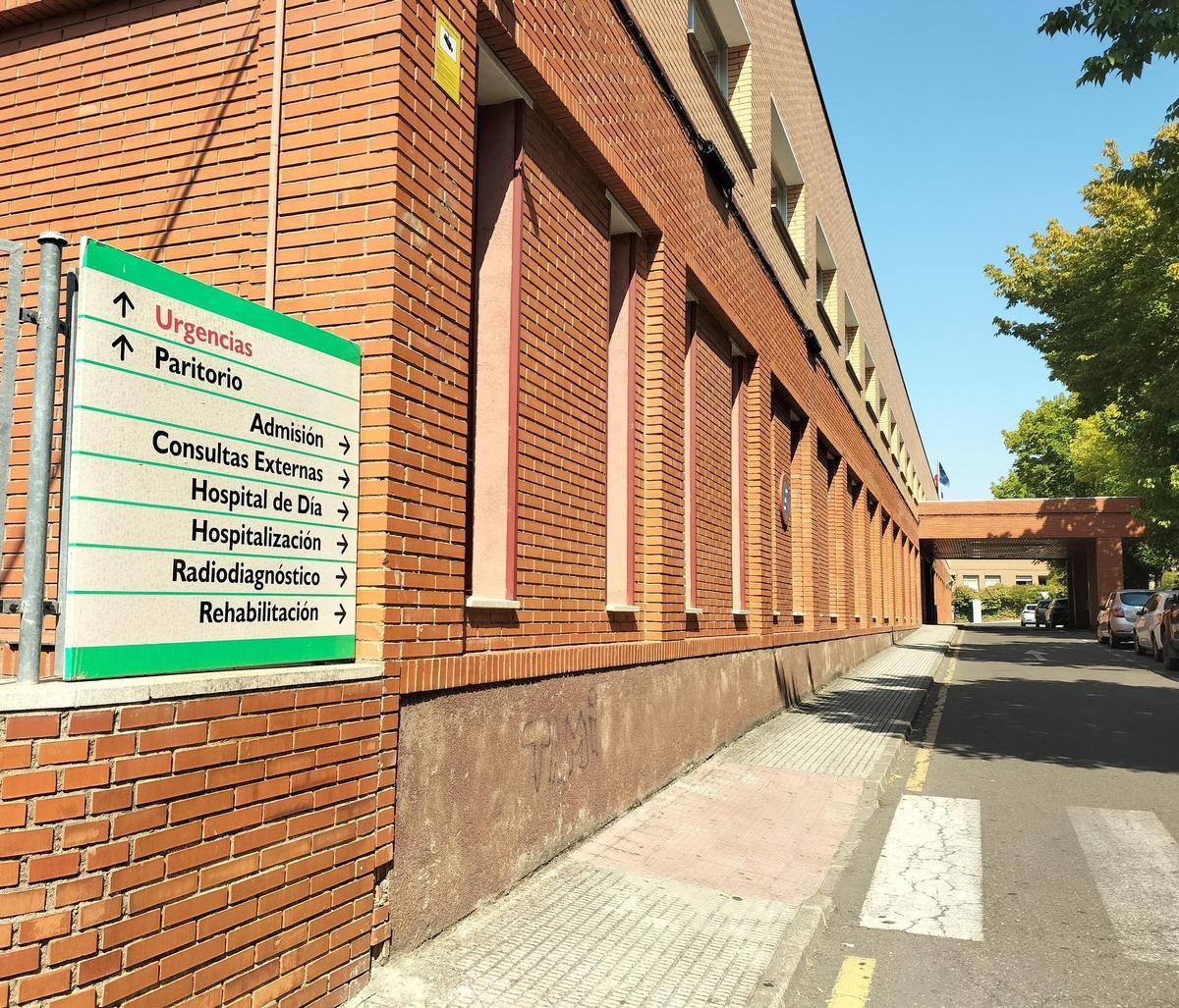 Acceso principal al Hospital Ciudad de Coria.