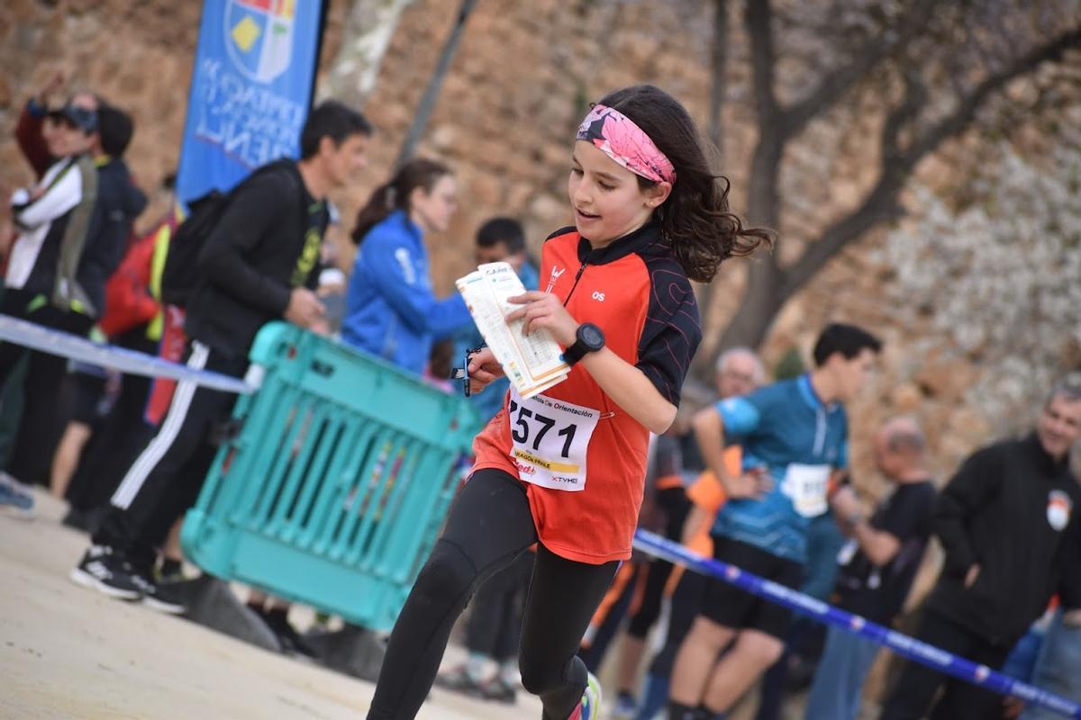 Una corredora del CAX Orientació llegando a la meta en la prueba de Cuenca.