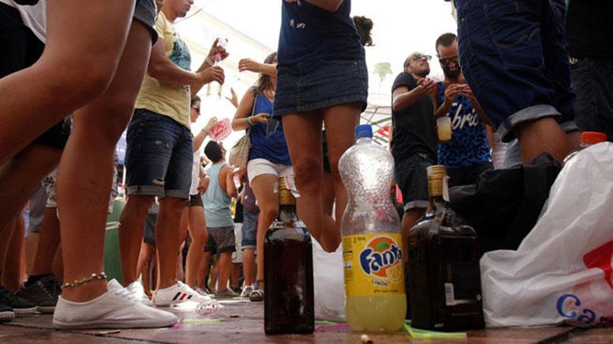 Los botellones multitudinarios han desaparecido en Málaga, aunque se sigue produciendo en pequeños espacios.