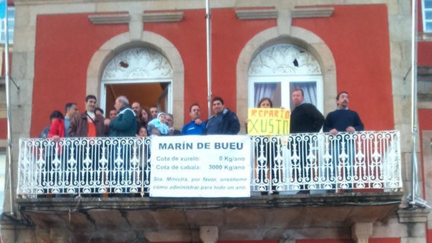 Marineros del cerco de O Morrazo se encierran en el Concello de Bueu - Faro  de Vigo