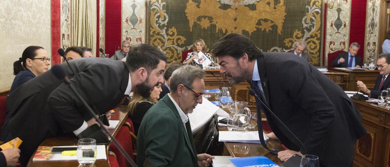 El portavoz de Vox, Mario Ortolá, conversa con el alcalde Barcala durante un pleno previo a la pandemia