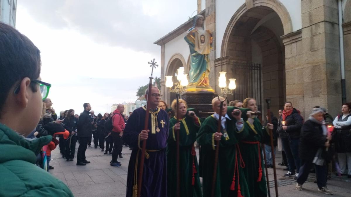 La Virgen a la salida de la iglesia.