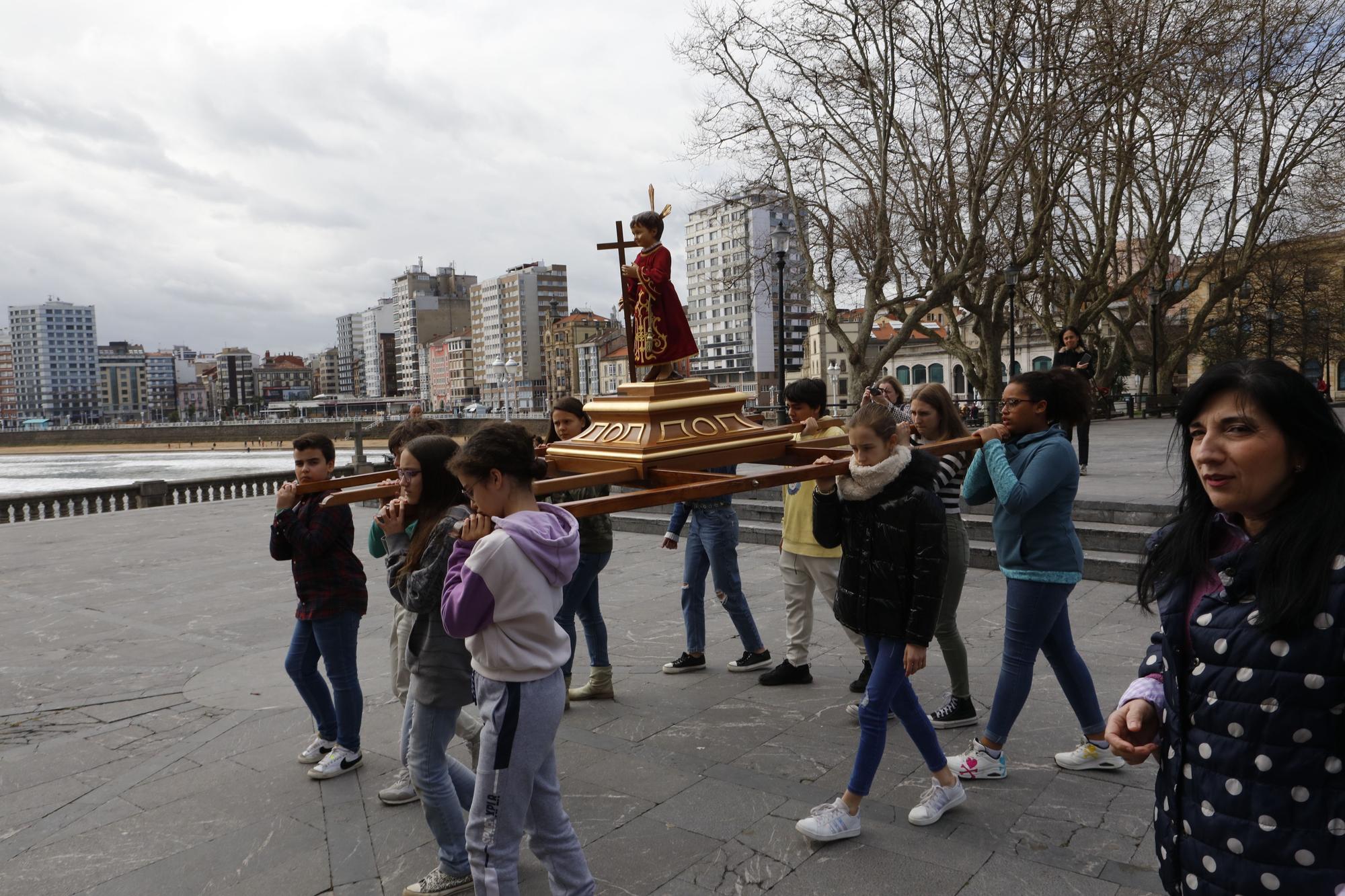 En imágenes: preparativos del Domingo de Ramos con la cofradía del Niño de los Remedios