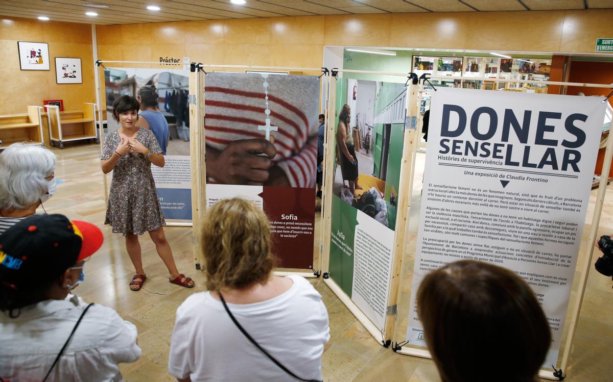 La fotoperiodista durante la visita guiada a la exposición, este martes 14 de junio en Barcelona.