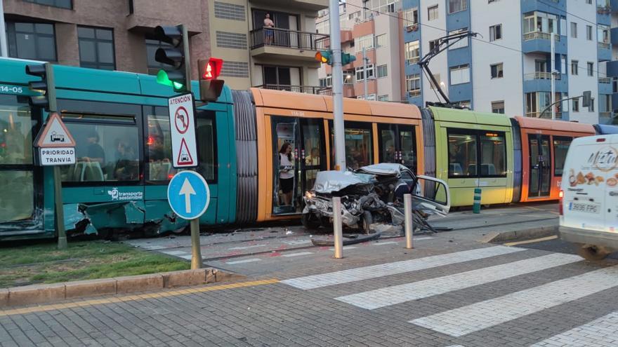 Un vehículo choca contra el tranvía en Santa Cruz