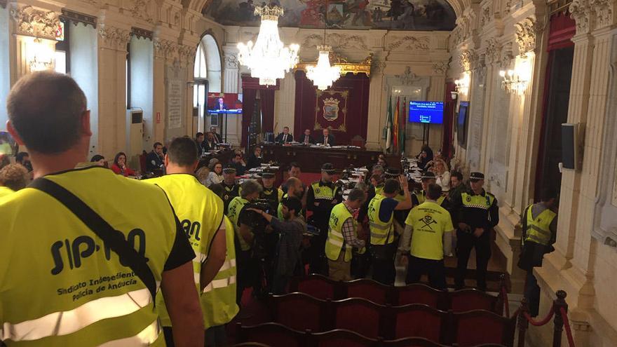 Una imagen del desalojo de los bomberos en el pleno.