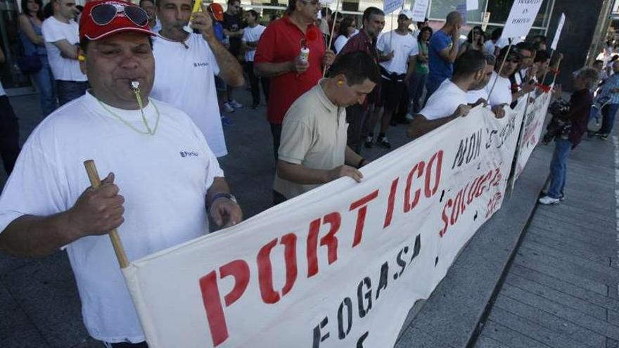 Una movilización de trabajadores de Pórtico, que reclaman el pago al Fogasa de sus salarios.