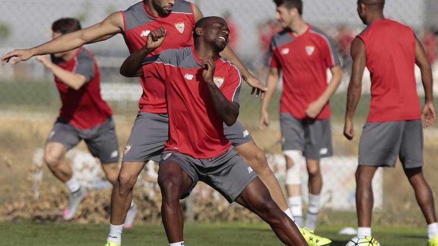 Gaël Kakuta, en primer término, durante su etapa en el Sevilla.