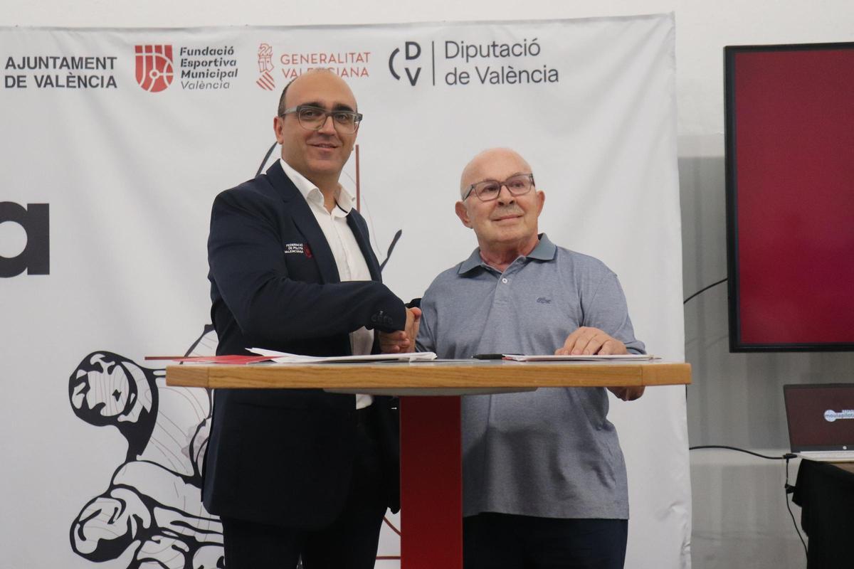 Vicent Molines i José Luis López van signar el conveni per a la nova gestió del Trinquet Pelayo.