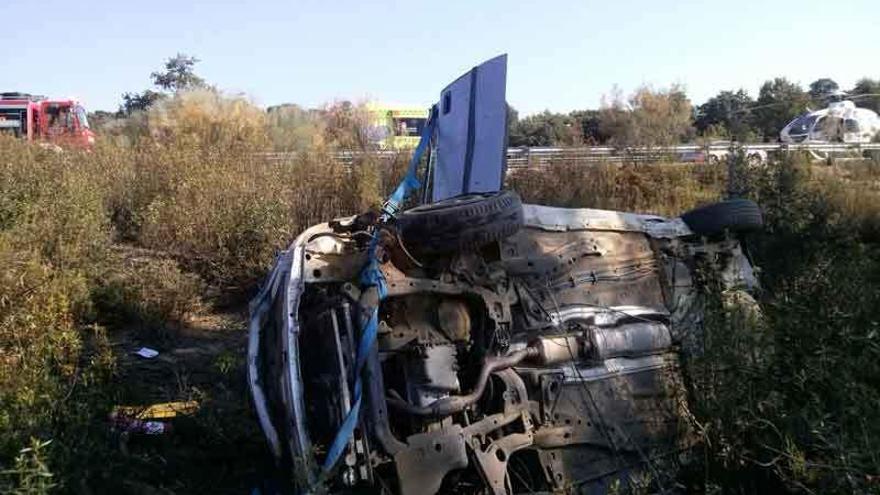 El vehículo volcado ayer, al lado de la autovía A-52.