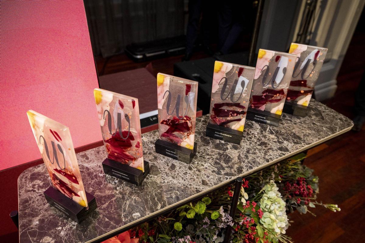 Los galardones que se llevaron las premiadas son piezas únicas de artesanía hechas en vidrio por la zaragozana Susana Martín.